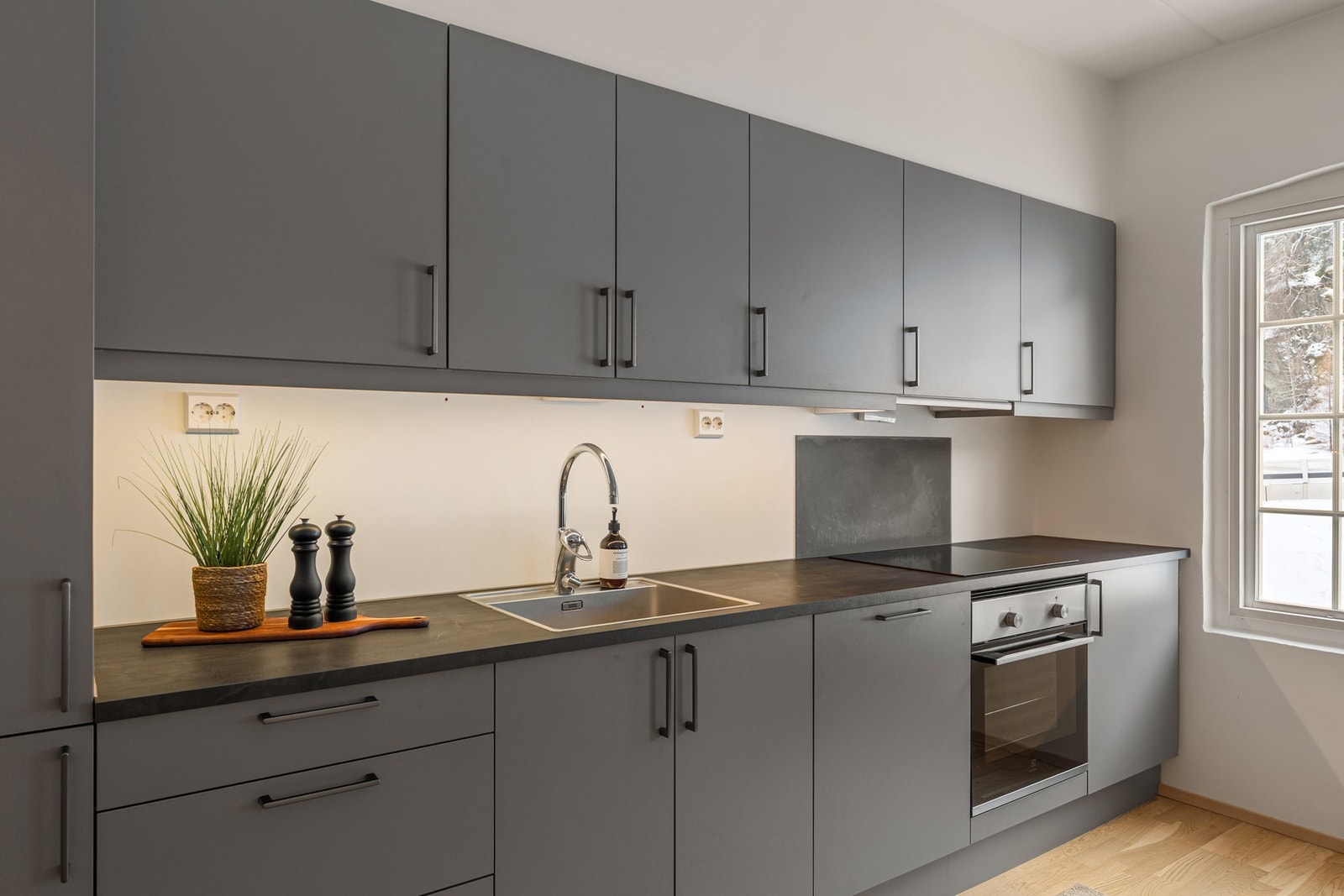 Mekanisk avtrekk via skapmontert kjøkkenventilator. Galleribilde