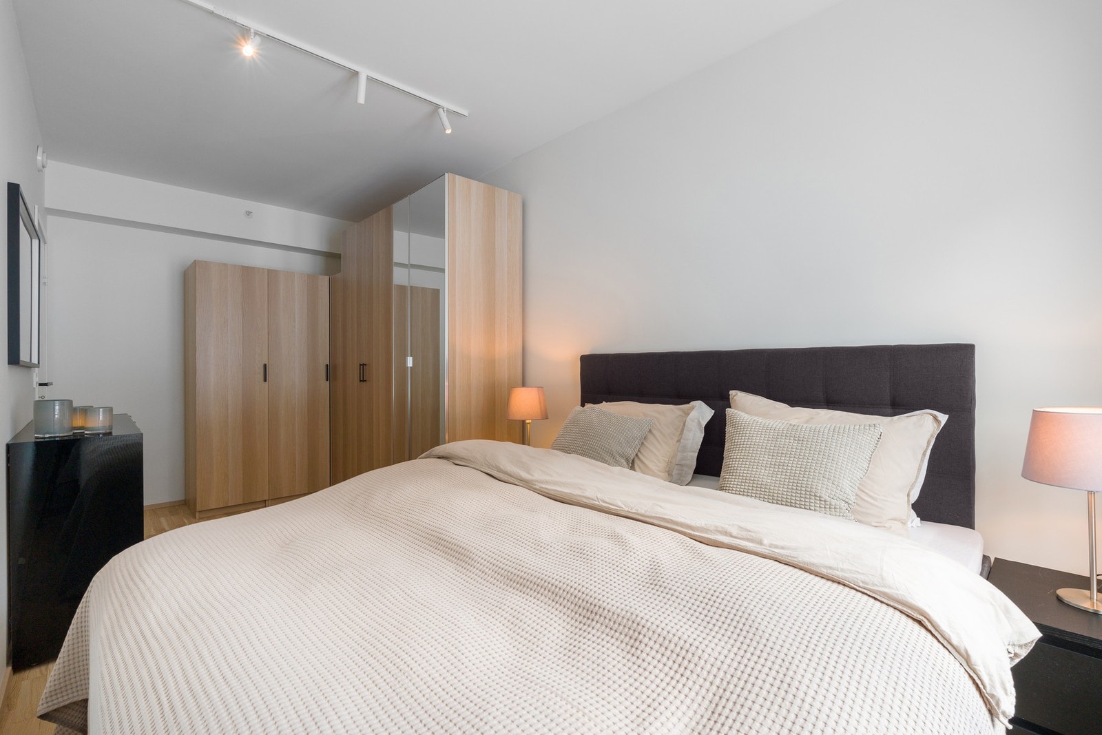 Garderobeskapene på rommet medfølger naturligvis handelen. Galleribilde