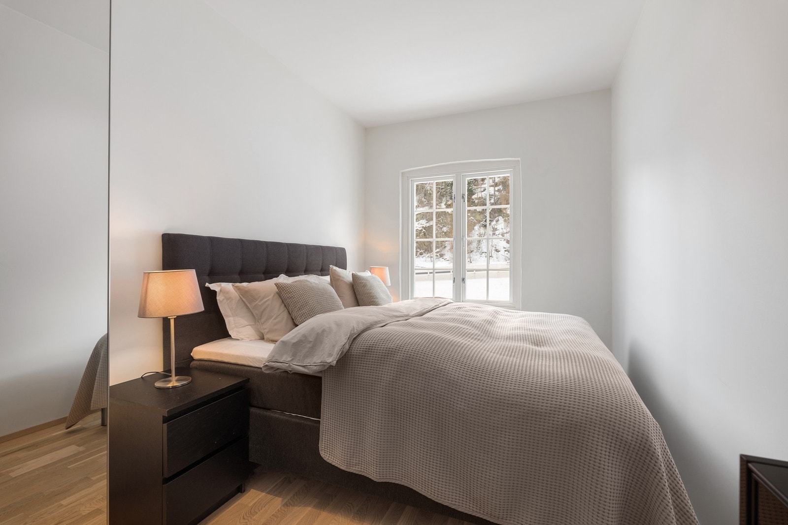 Her er det rikelig med plass til både dobbeltseng og nattbord. Galleribilde