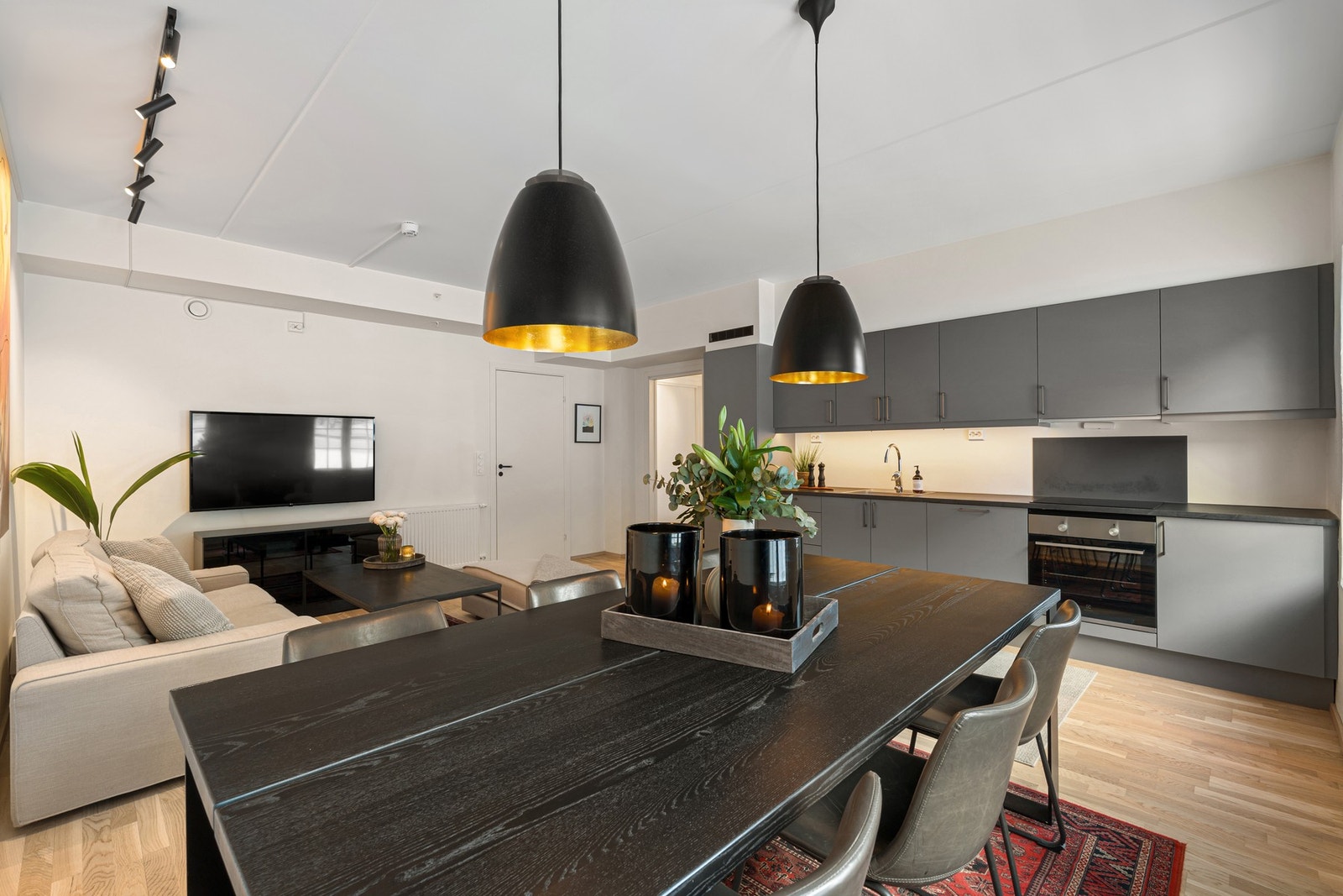 Stilrent kjøkken fra renoveringsår (2024) med tilstandsgrad 0 i tilstandsrapport fra takstmann. Galleribilde