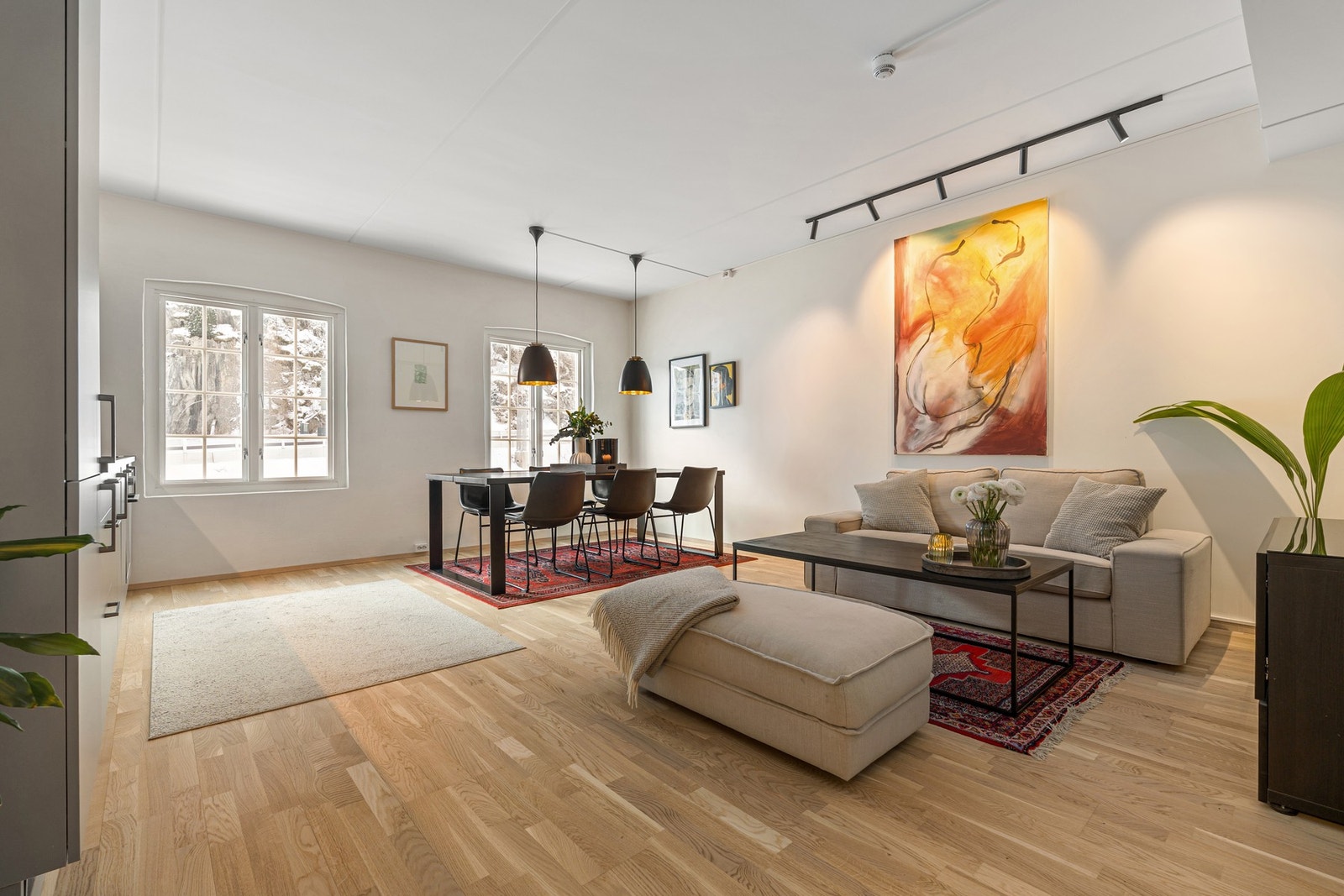 Leiligheten har en åpen løsning mellom kjøkken og stue på 28 kvadratmeter. Galleribilde