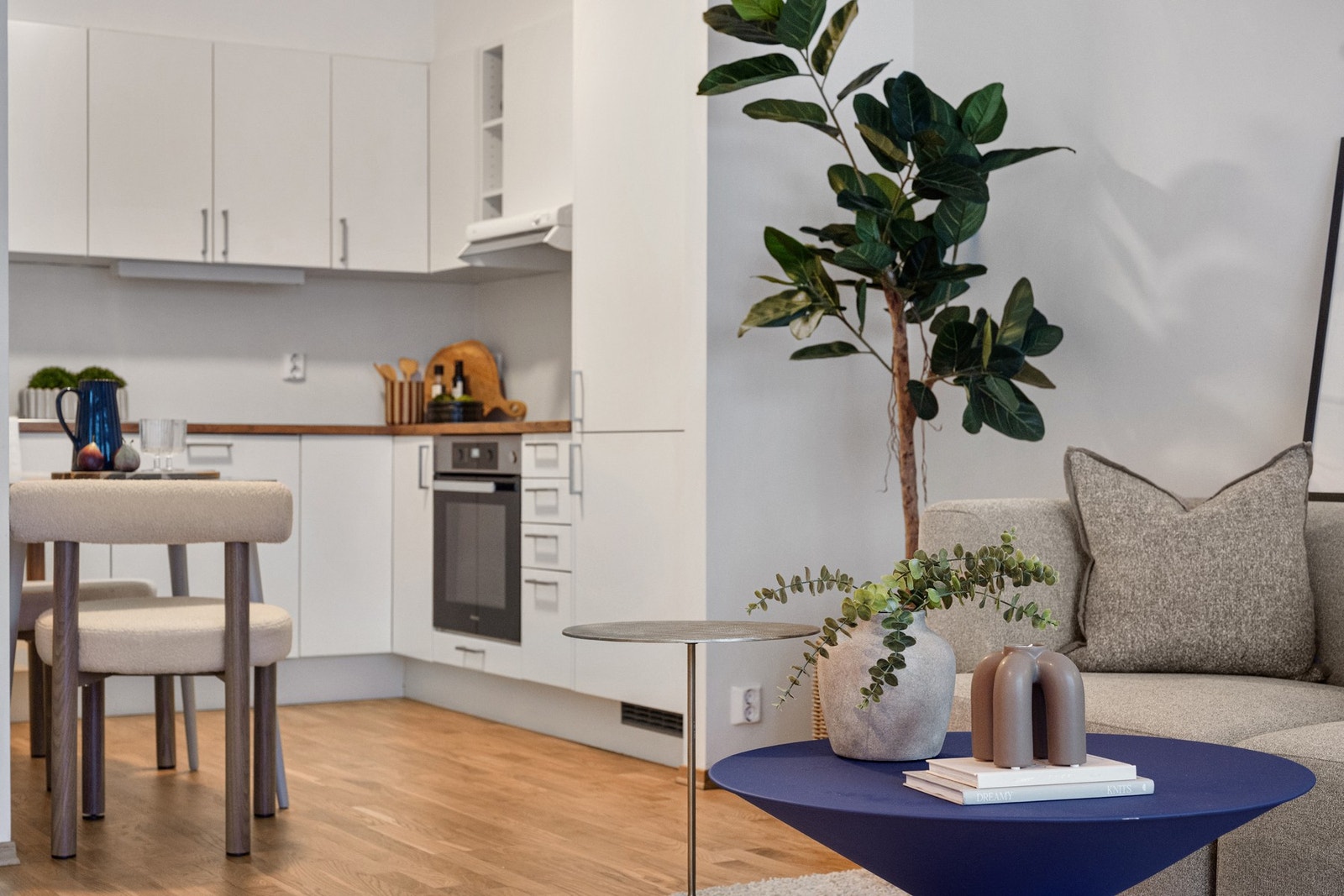 Tidsriktig kjøkken fra 2020 med rene linjer og godt med skap- og benkeplass. Galleribilde