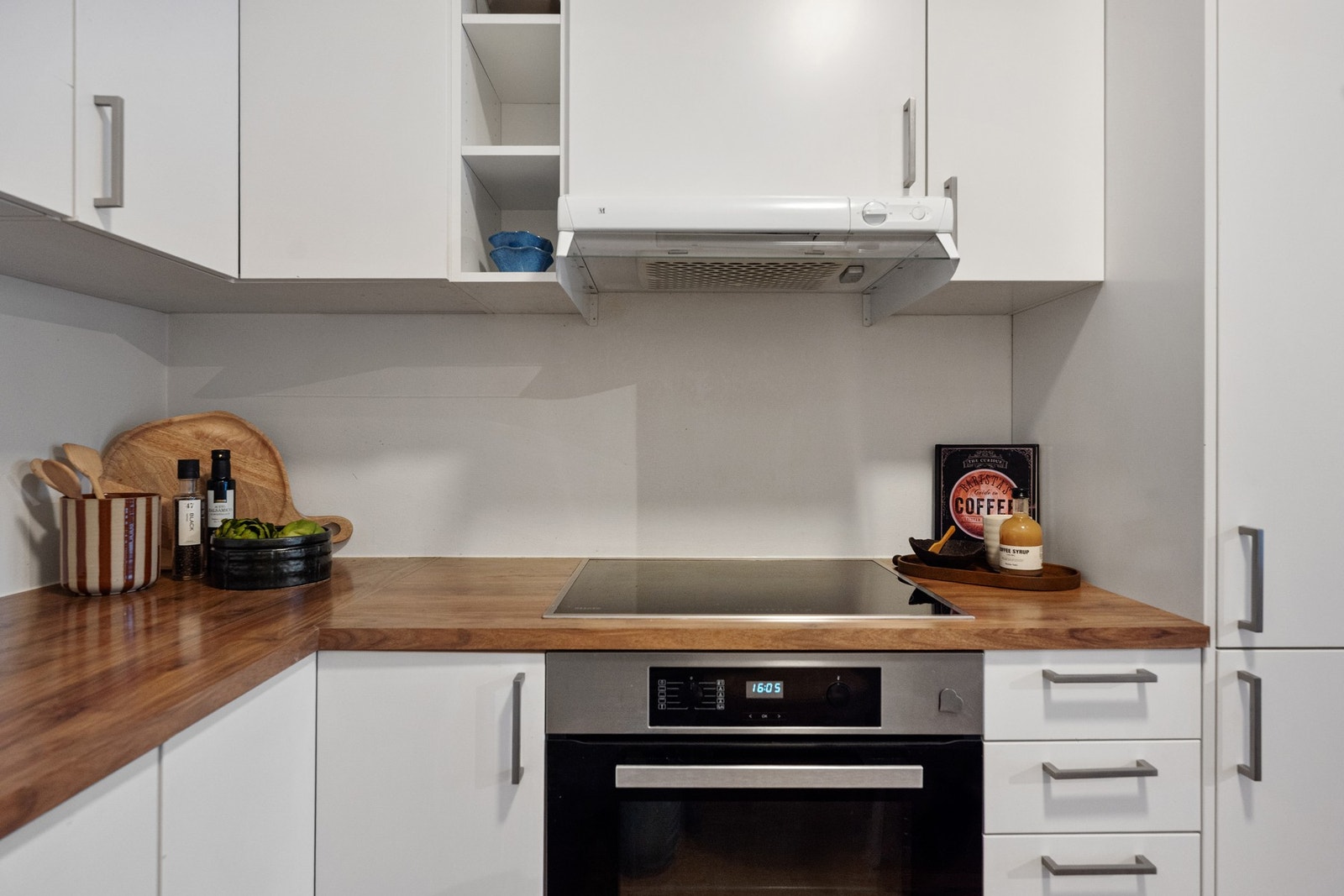 Praktisk kjøkkenløsning med god skap- og benkeplass. Galleribilde