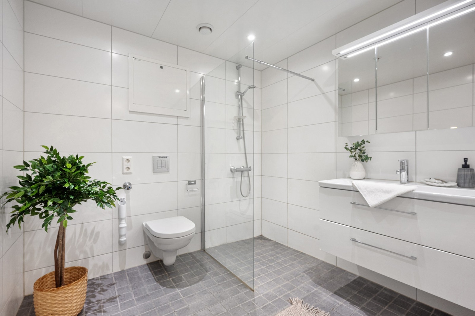 Et funksjonelt og pent bad som oppleves både lyst og innbydende. Galleribilde