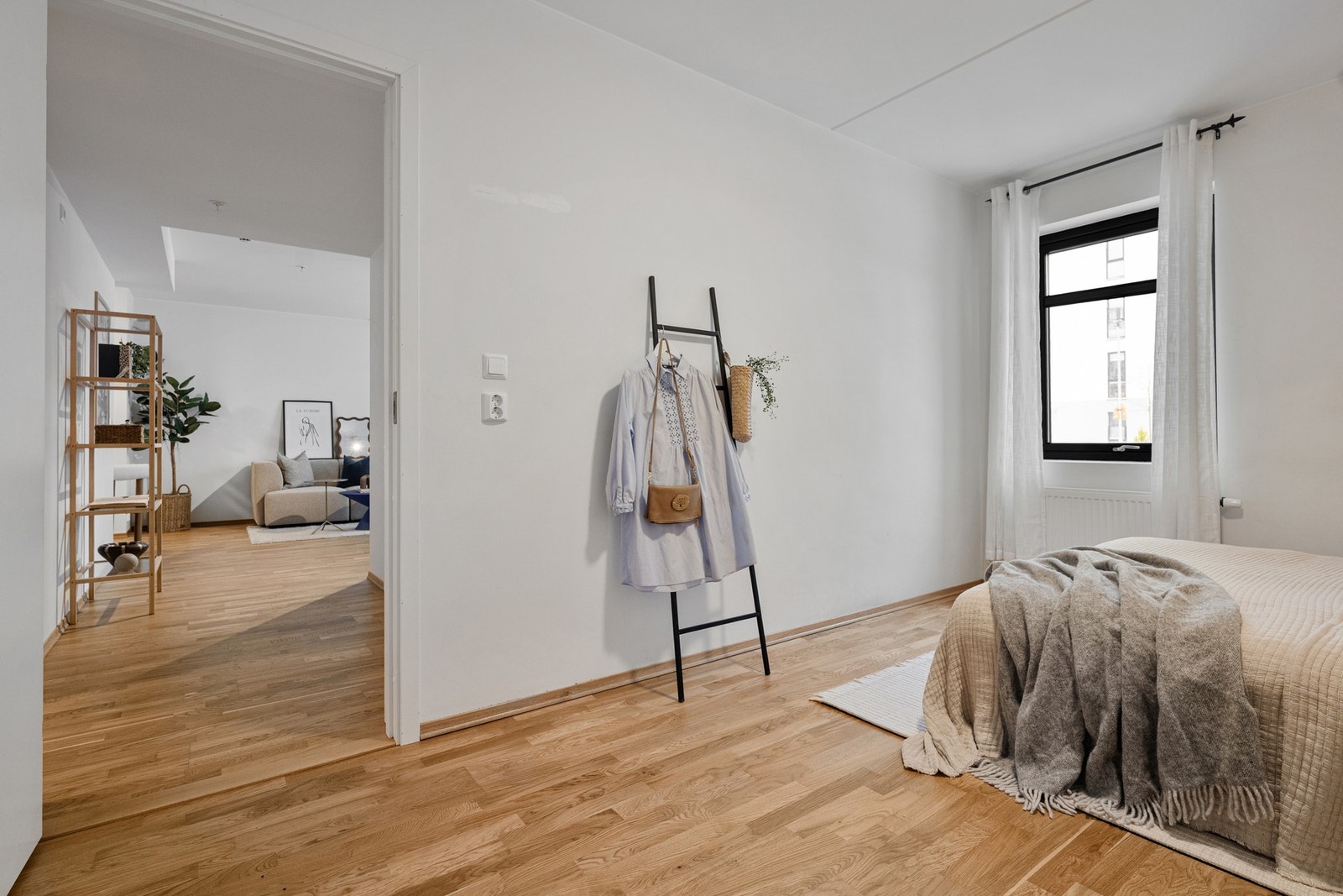 Leiligheten har to soverom av god størrelse, begge med plass til seng og garderobeløsning. Galleribilde