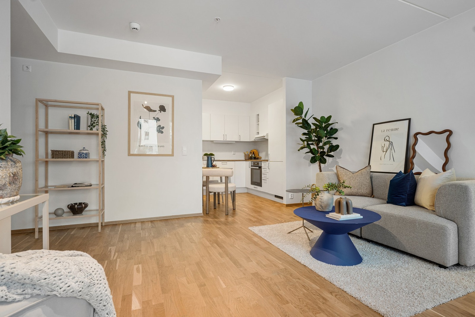 En stilren og harmonisk oppholdsavdeling som kombinerer funksjonalitet og komfort. Galleribilde