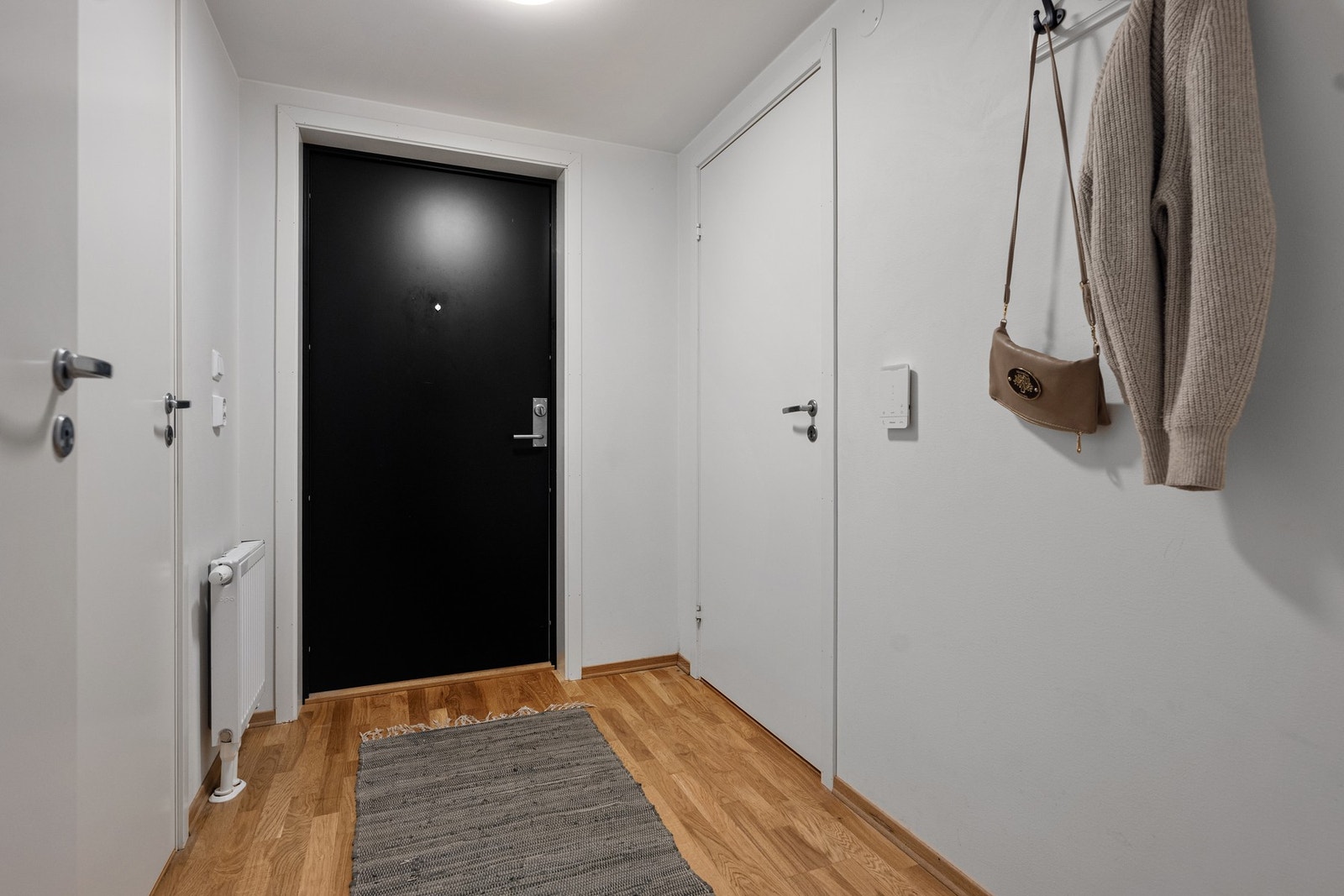 Romslig gang med god plass til yttertøy og oppbevaring. Galleribilde