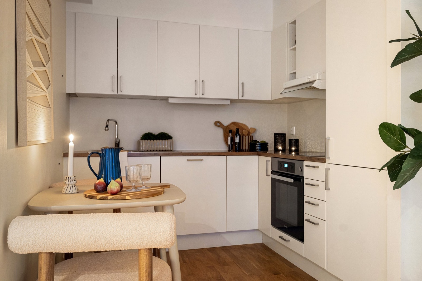 Plass til hyggelig spiseplass rett ved kjøkkenet. Galleribilde