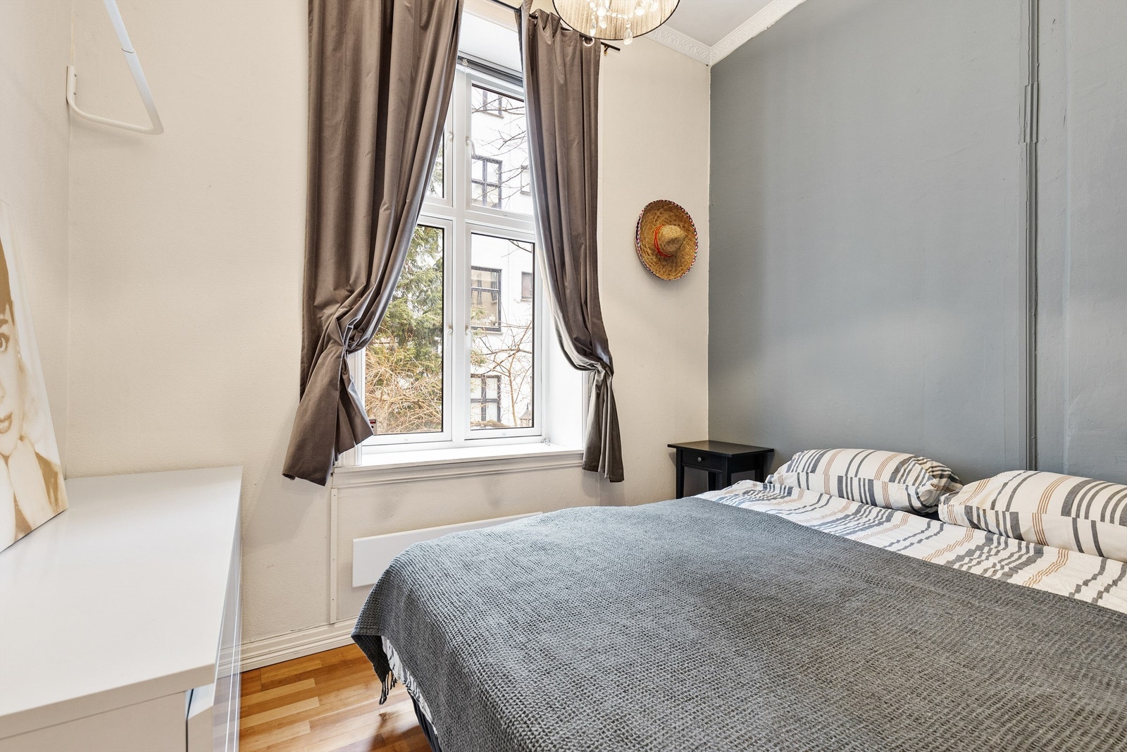 Leilighetens andre soverom vender mot den rolige bakgården. Galleribilde