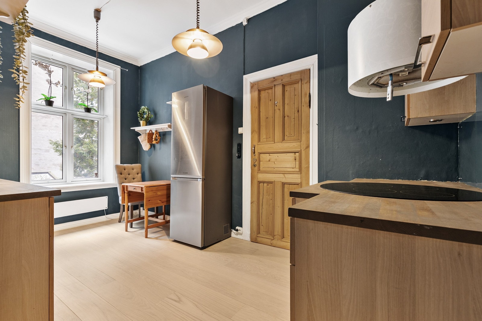 Kjøkkenet er et eget rom og en skjermet sone for matlaging. Galleribilde