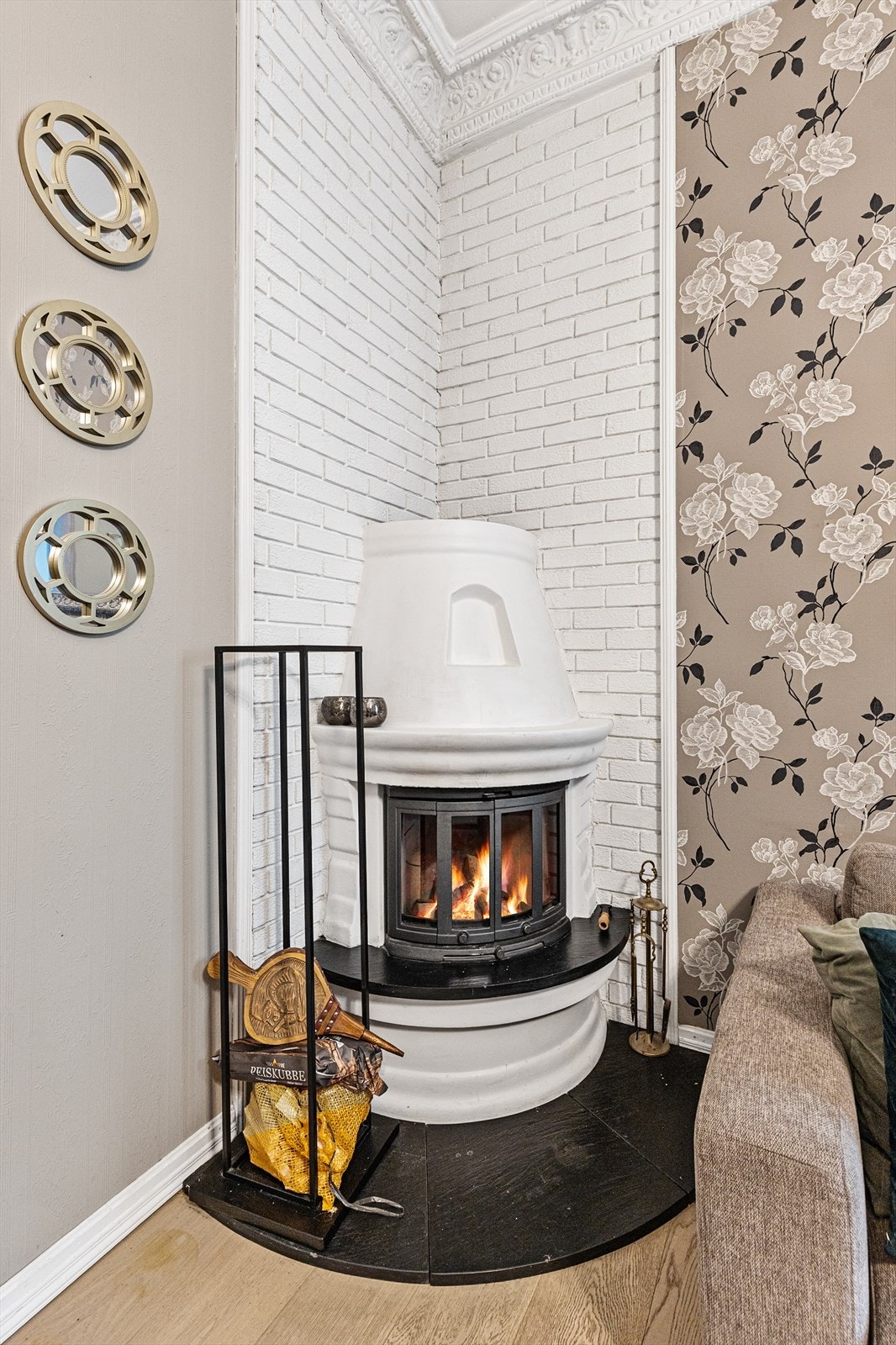 Peisovnen er plassert i hjørnet for optimal utnyttelse av stuearealet. Galleribilde