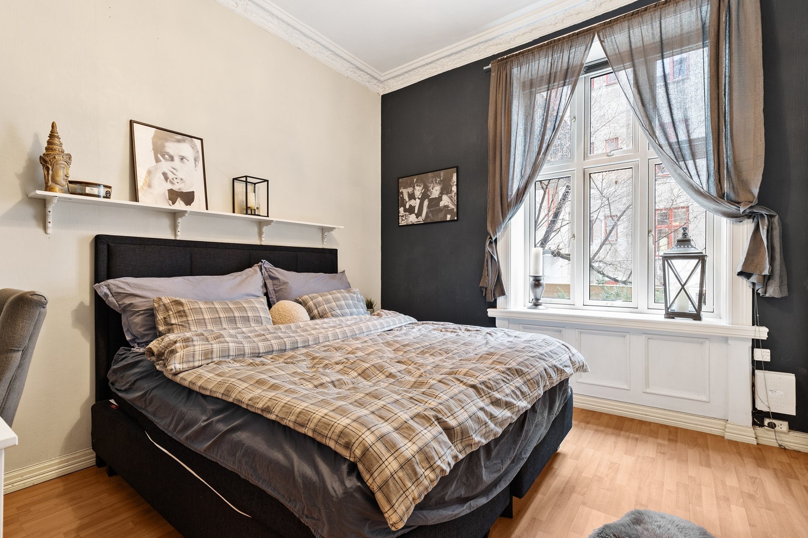 Hovedsoverommet er romslig med god plass til dobbeltseng og nattbord. Rikelig med lysinnslipp gjennom store, klassiske bygårdsvinduer. Galleribilde