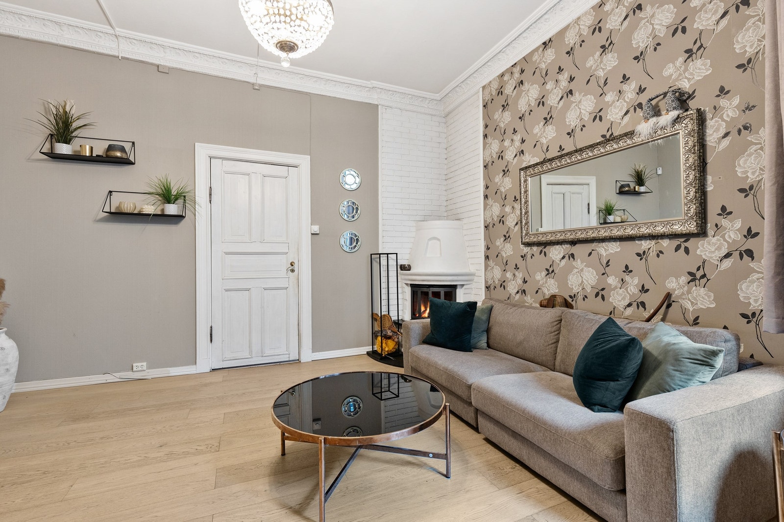 Det er god plass til sofa, salongbord og TV-seksjon. Galleribilde