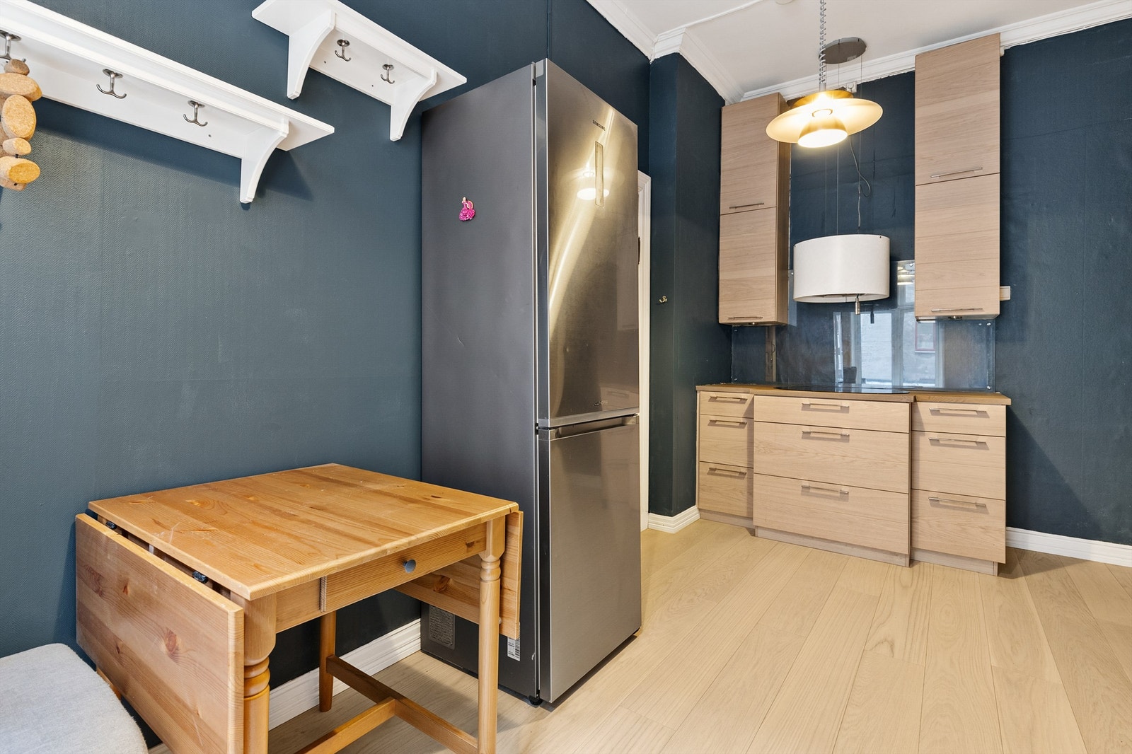 Kjøkkenet har rikelig med både benke- og oppbevaringsplass. Det er også plass til et spisebord- perfekt for å nyte en morgenkaffe. Galleribilde