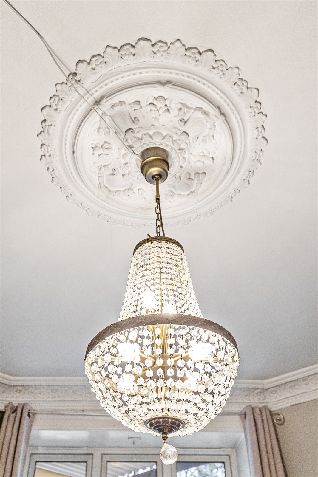 Originale detaljer som rosett i taket gir leiligheten en klassisk karakter. Galleribilde