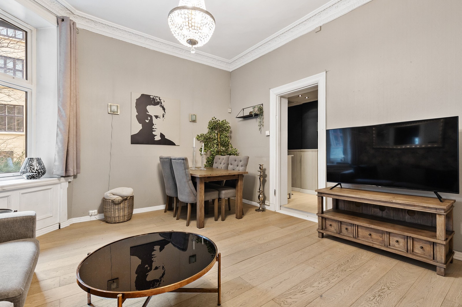 Stuen har rikelig med lysinnslipp fra store vindusflater. Det er også en naturlig plass for å møblere med en spisegruppe. Galleribilde