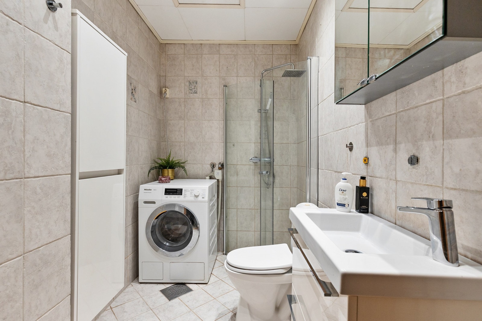 Badet er flislagt på gulv og vegger. Galleribilde