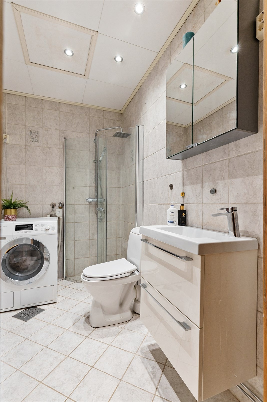 Det er både plass og opplegg for vaskemaskin og tørketrommel. Galleribilde