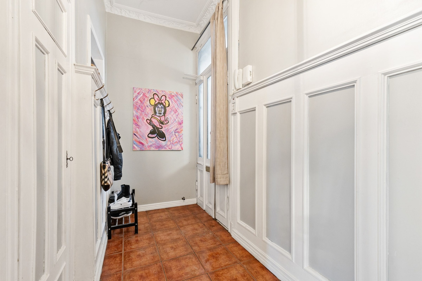 Entréen gir et umiddelbart godt førsteinntrykk av boligen, og har flislagt gulv og plass til å henge fra seg yttertøy. Galleribilde