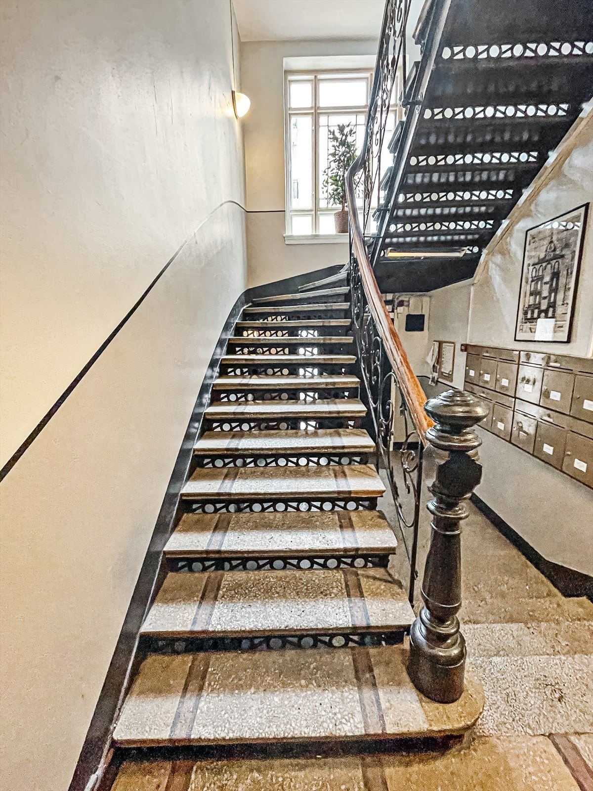 Bygården har en velholdt og tidstypisk trappeoppgang som ønsker deg velkommen. Galleribilde