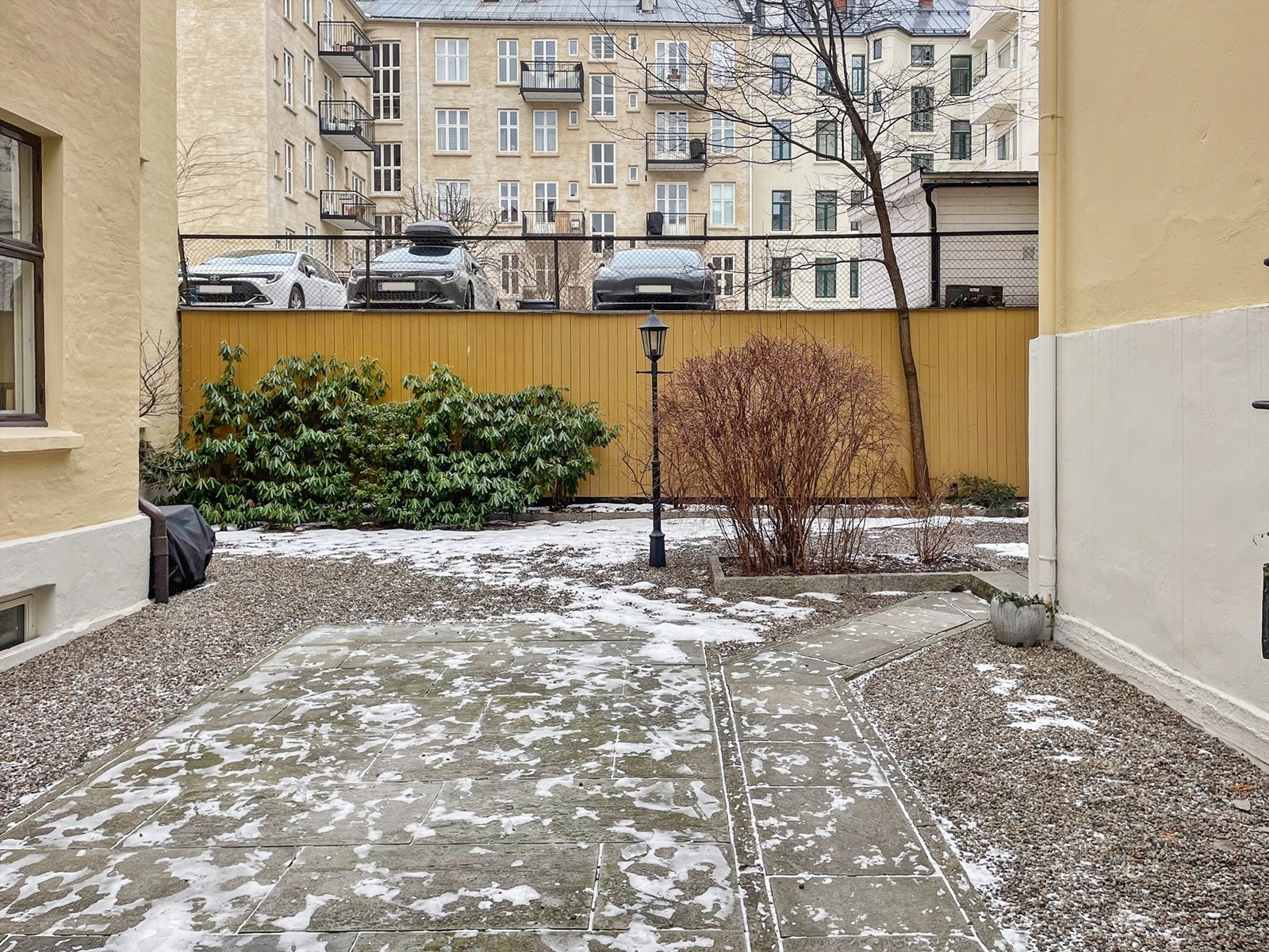 Leiligheten har en rolig og tilbaketrukket plassering, vendt mot et stille gårdsrom. Galleribilde