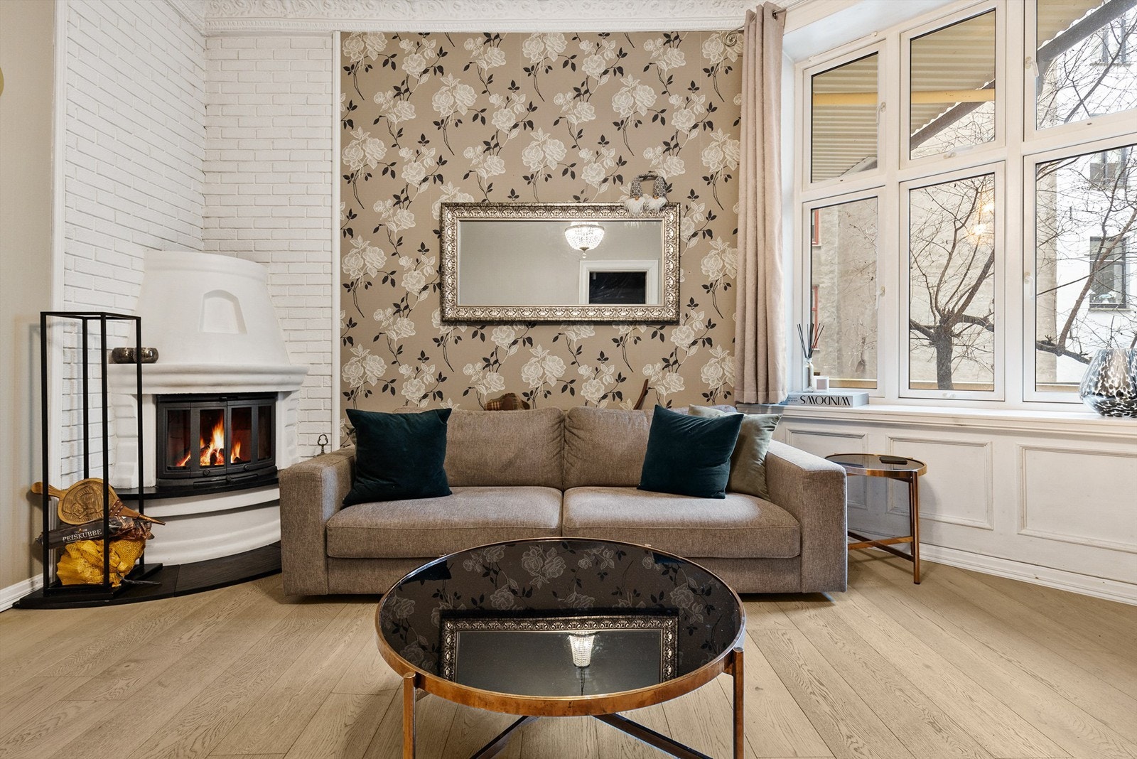 Leiligheten har rikelig me lysinnslipp gjennom store, klassiske vinduer, og en peisovn luner på årets kjøligere dager. Galleribilde