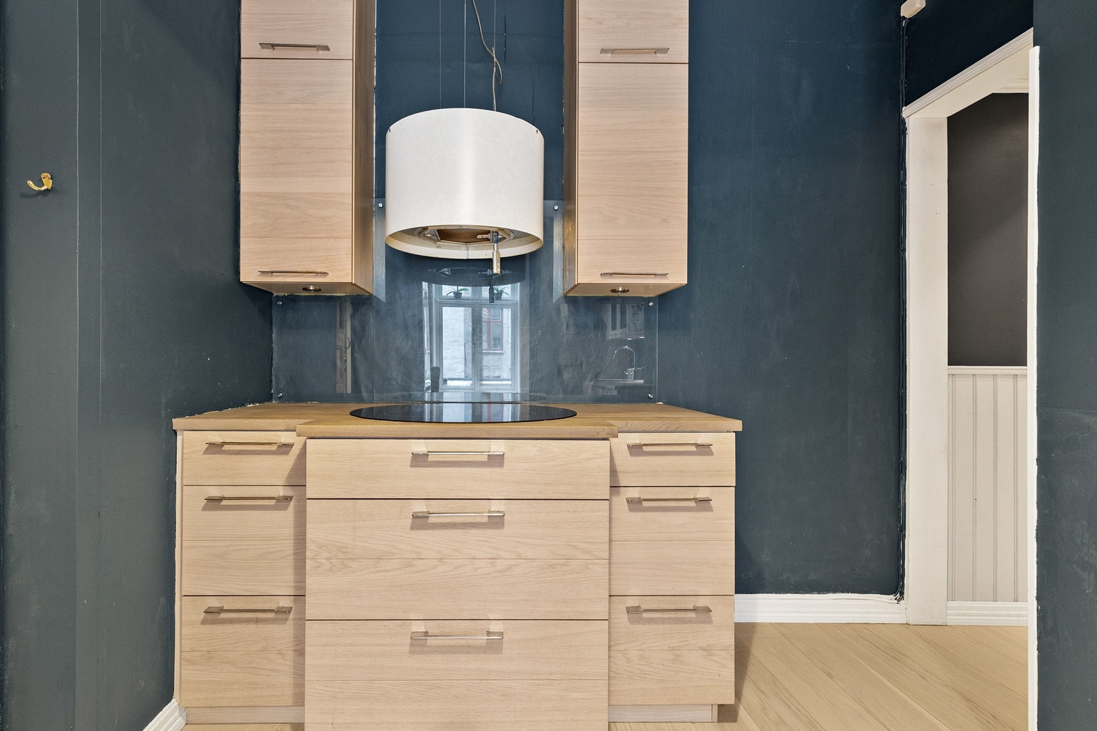 Kokesonen er utstyrt med nedfelt platetopp og en fritthengende ventilator. Galleribilde