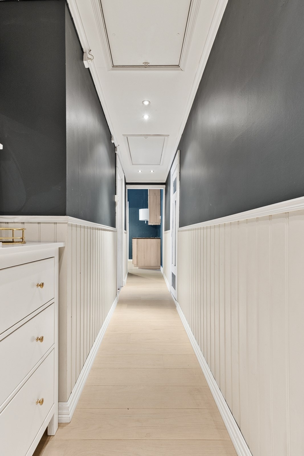 En lys og innbydende gang binder sammen rommene i leiligheten. Galleribilde