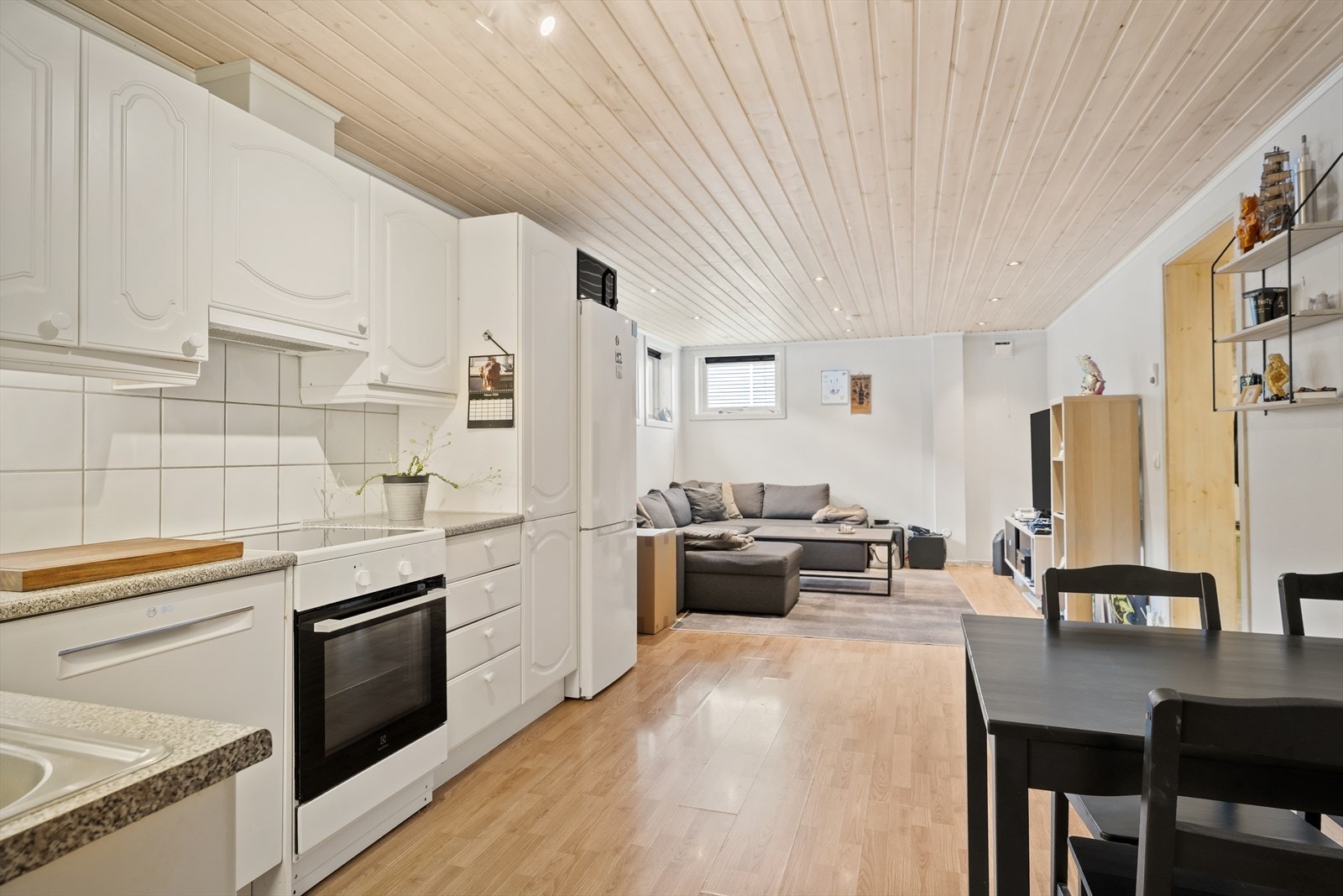 Åpen kjøkken-/stue løsning med plass til spisebord. Galleribilde