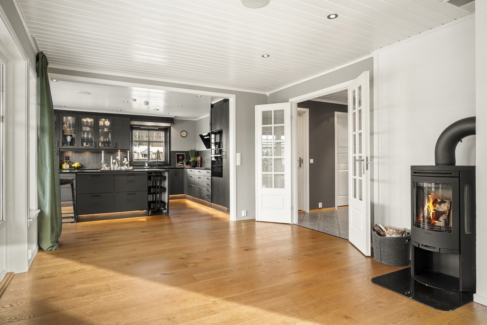 Fra hallen er det dobbel dør med glass inn til stuen og kjøkkenet, som ligger i åpen løsning. Galleribilde