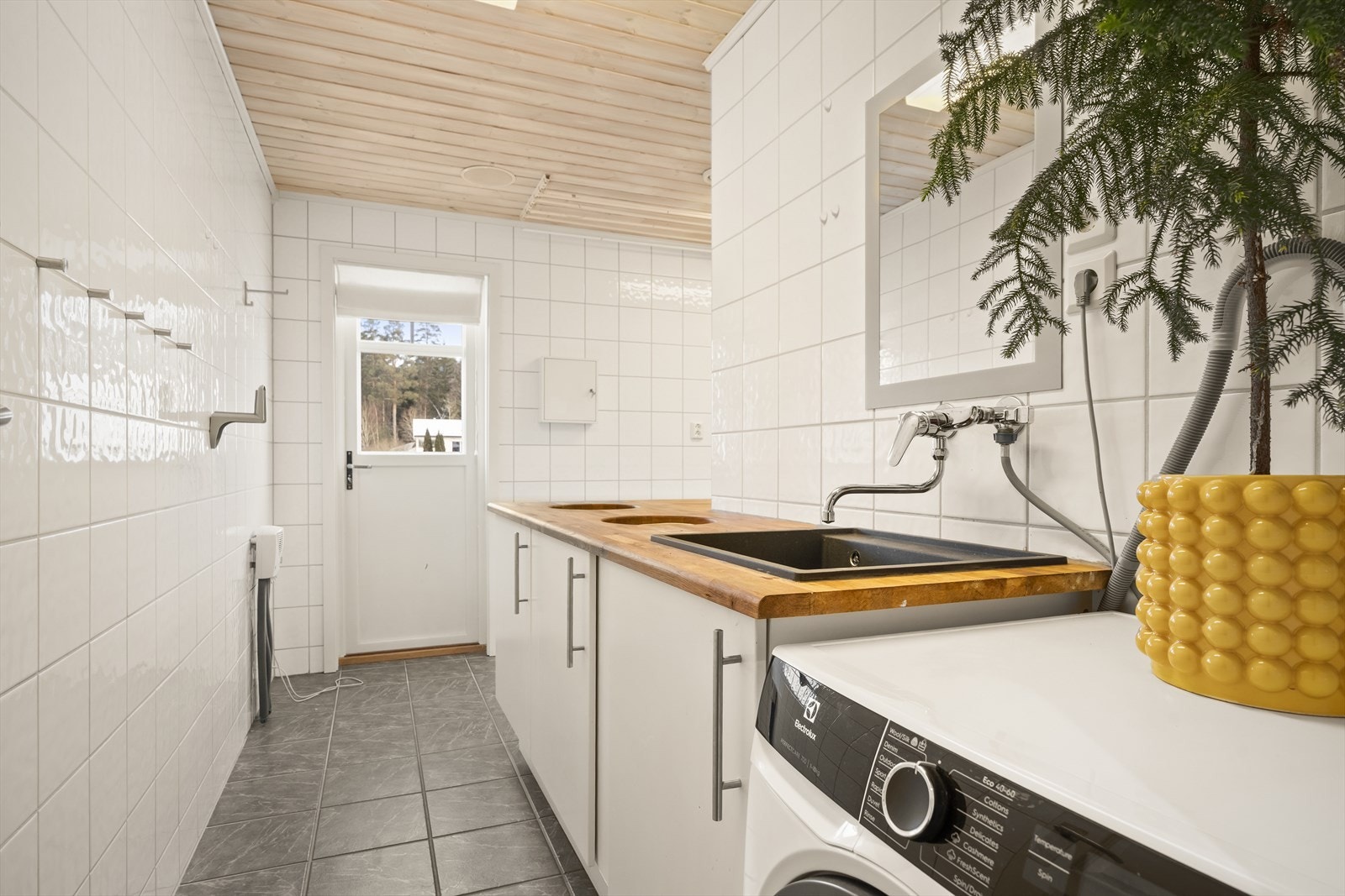 Vaskerommet ligger i praktisk tilknytning til gangen med egen utgang. Galleribilde