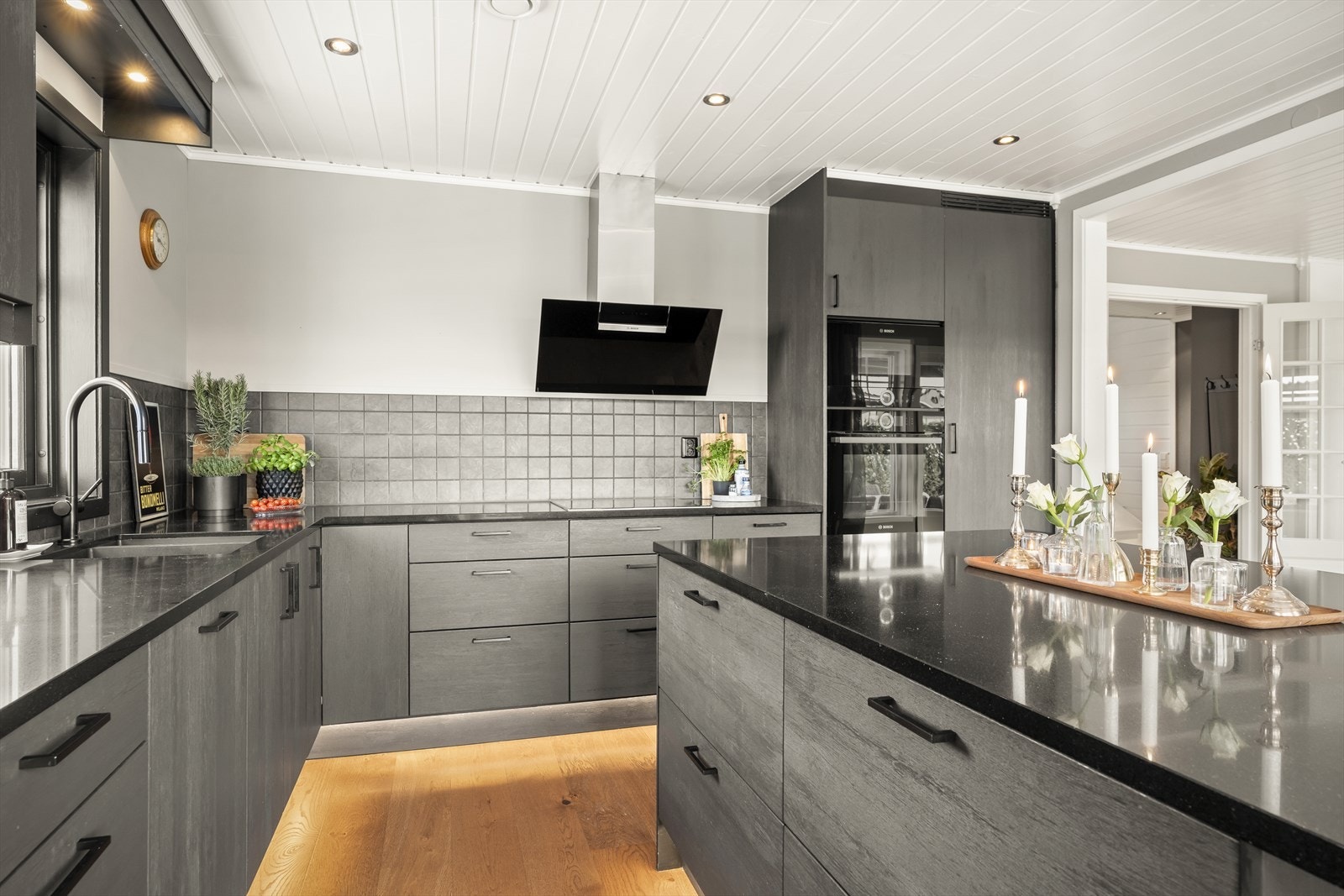 Kjøkkenet har god oppbevaringsplass og romslige arbeidsflater. Det er integrert stekeovn, mikrobølgeovn, induksjonstopp, oppvaskmaskin og kjøleskap. Galleribilde