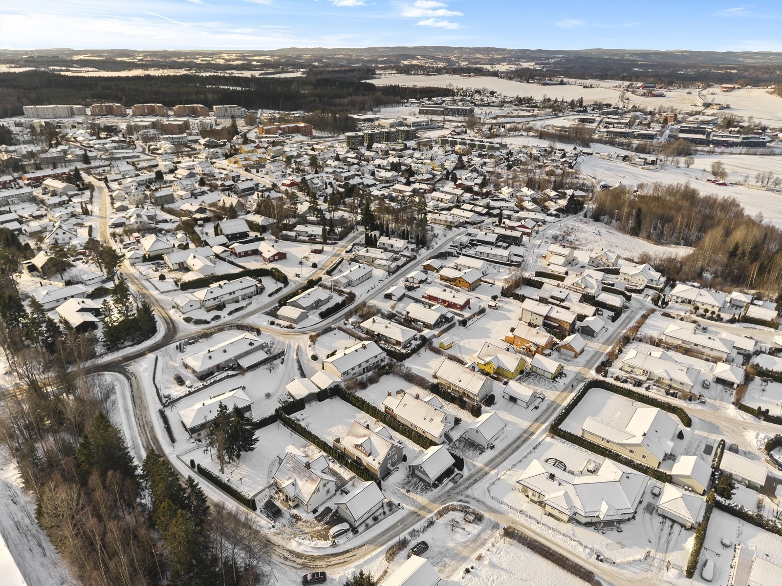 Rolig og barnevennlig område med kort vei til skole, sentrum og rask togforbindelse til Oslo. Galleribilde