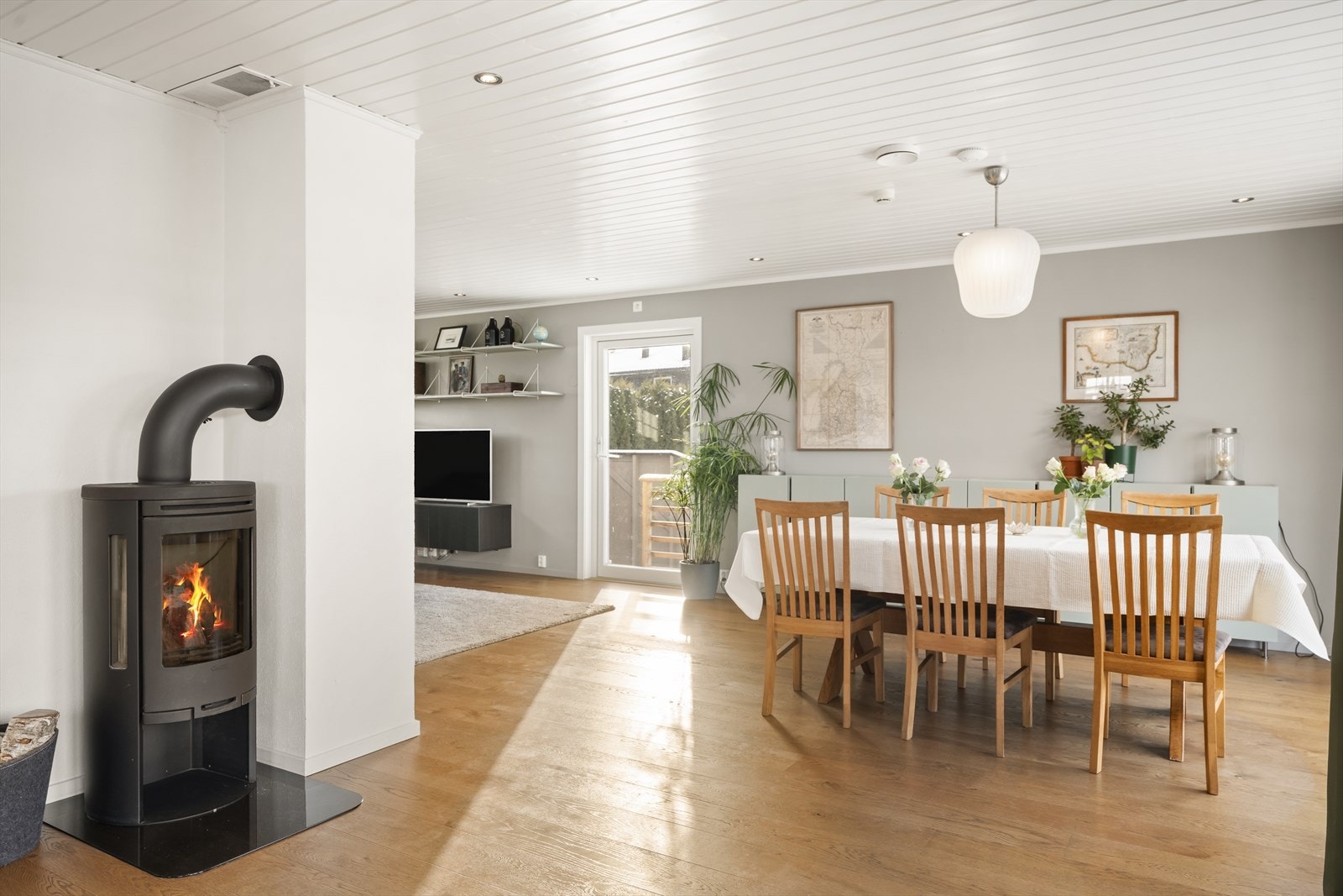 Stuen har både vannbåren gulvvarme og peisovn. Galleribilde