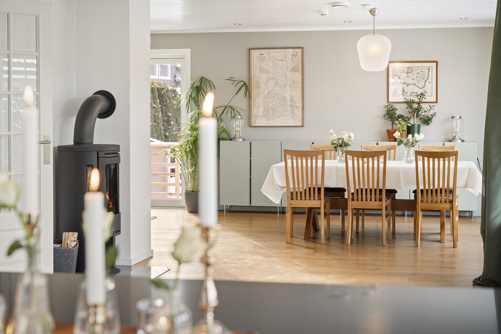 Kjøkken i delvis åpen kjøkken-/stueløsning. Galleribilde