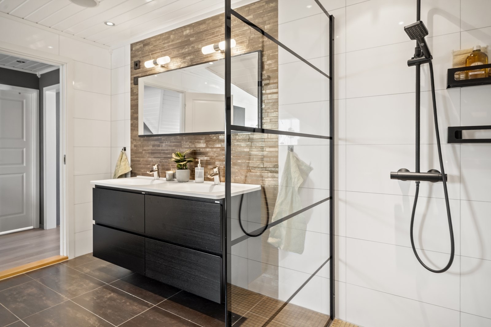 Vegghengt innredning med dobbel servant og god oppbevaringsplass - både praktisk og tiltalende. Galleribilde