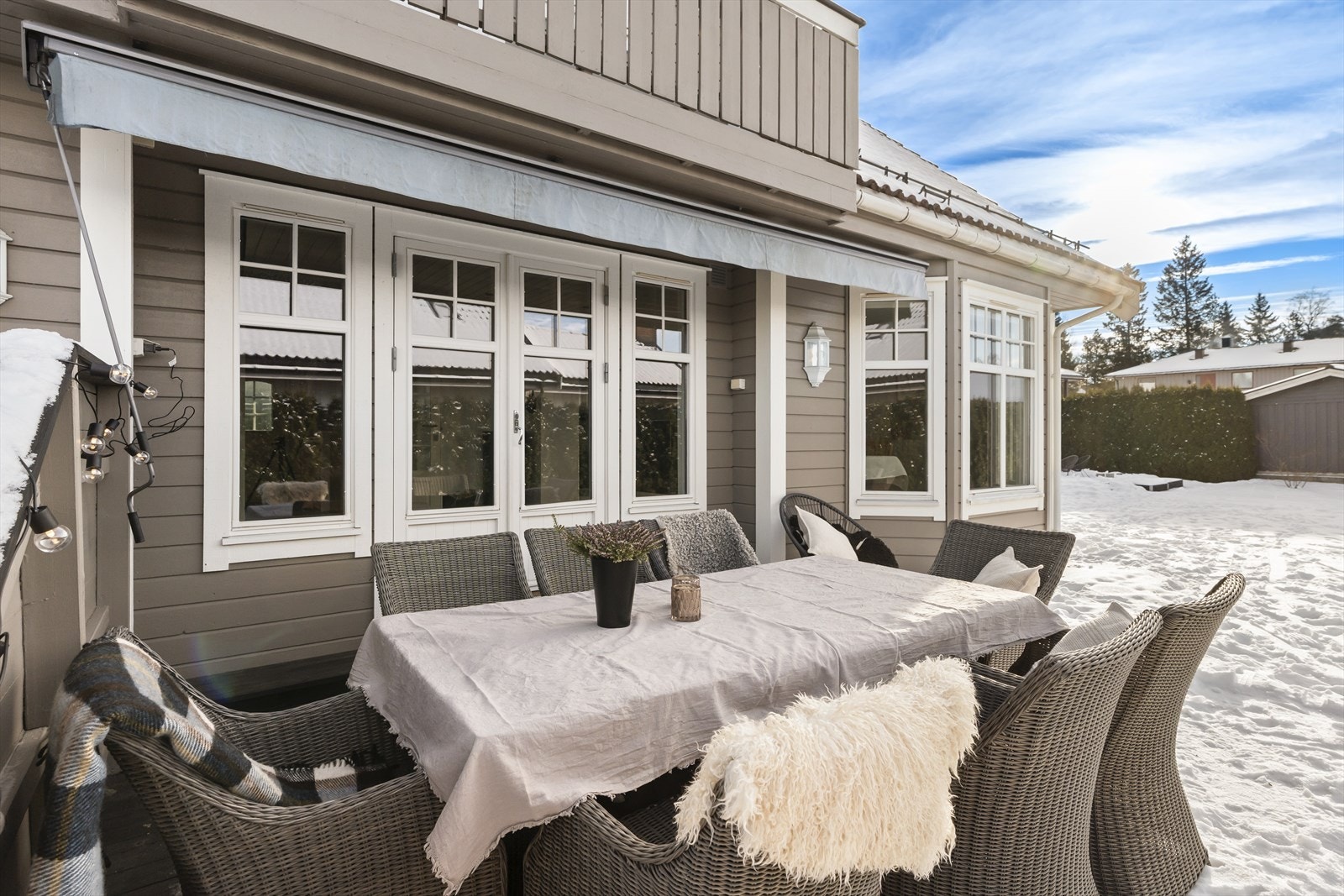 Fra stuen er det utgang til en terrasse på ca. 50 kvm som har sol fra morgen til kveld med sin plassering mot både syd, vest og øst. Galleribilde