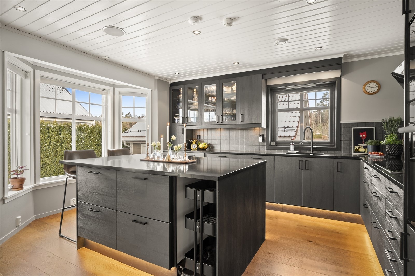 Innholdsrik og tiltalende enebolig med hybel i et rolig og svært barnevennlig område. Galleribilde