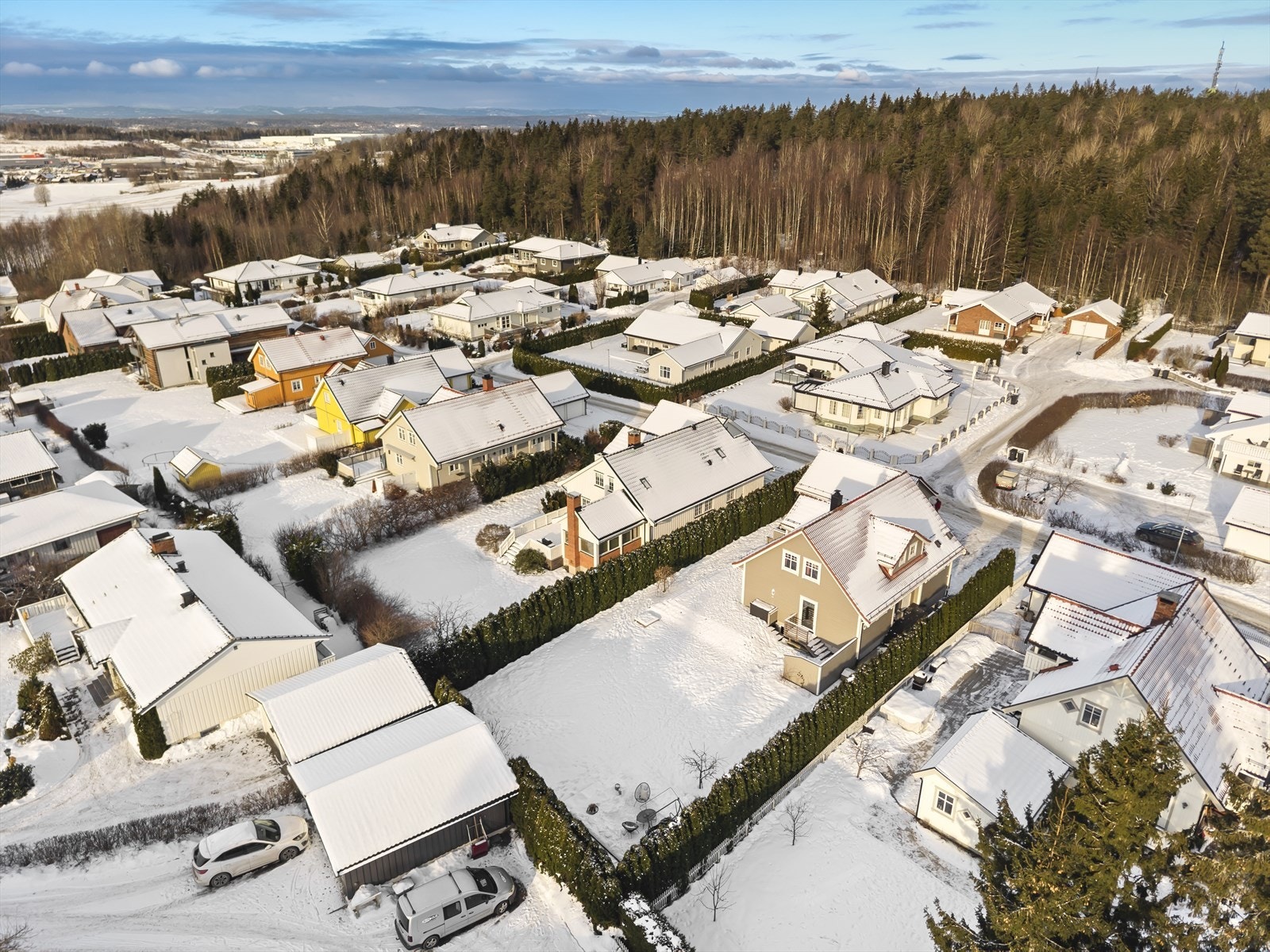 Attraktiv bolig i rolig nabolag - privat hage, skognært og kun 12 min til Oslo med tog. Galleribilde