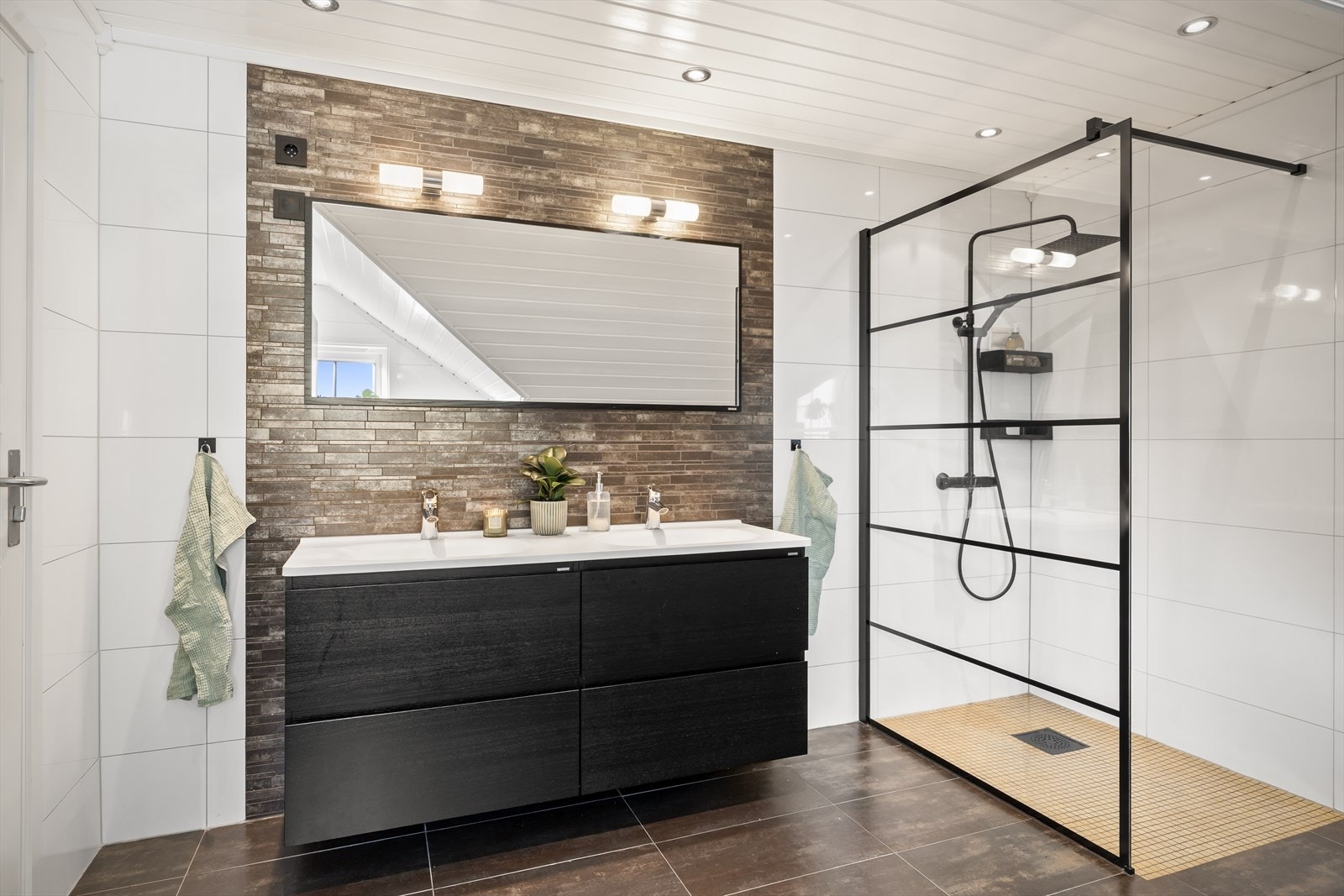 Lekkert og moderne hovedbad i 2. etasje, praktisk plassert i direkte tilknytning til boligens soverom. Galleribilde