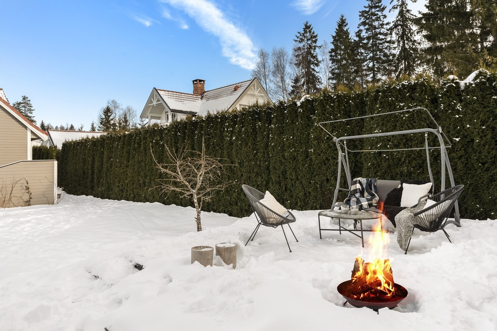 Hagen er usjenert og hyggelig med høy, tett tujahekk langs tomtegrensene. Galleribilde