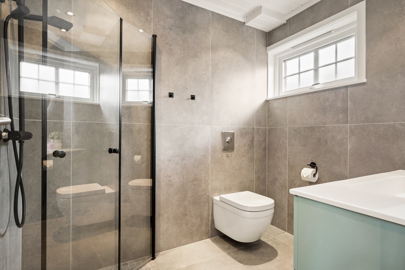 Flislagt bad oppgradert i 2022 med regnfallsdusj, vegghengt toalett og stilren innredning. Galleribilde