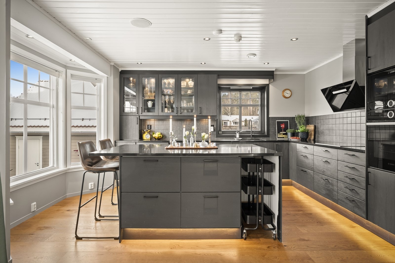 Oppgradert kjøkken med stor kjøkkenøy og barløsning. Galleribilde