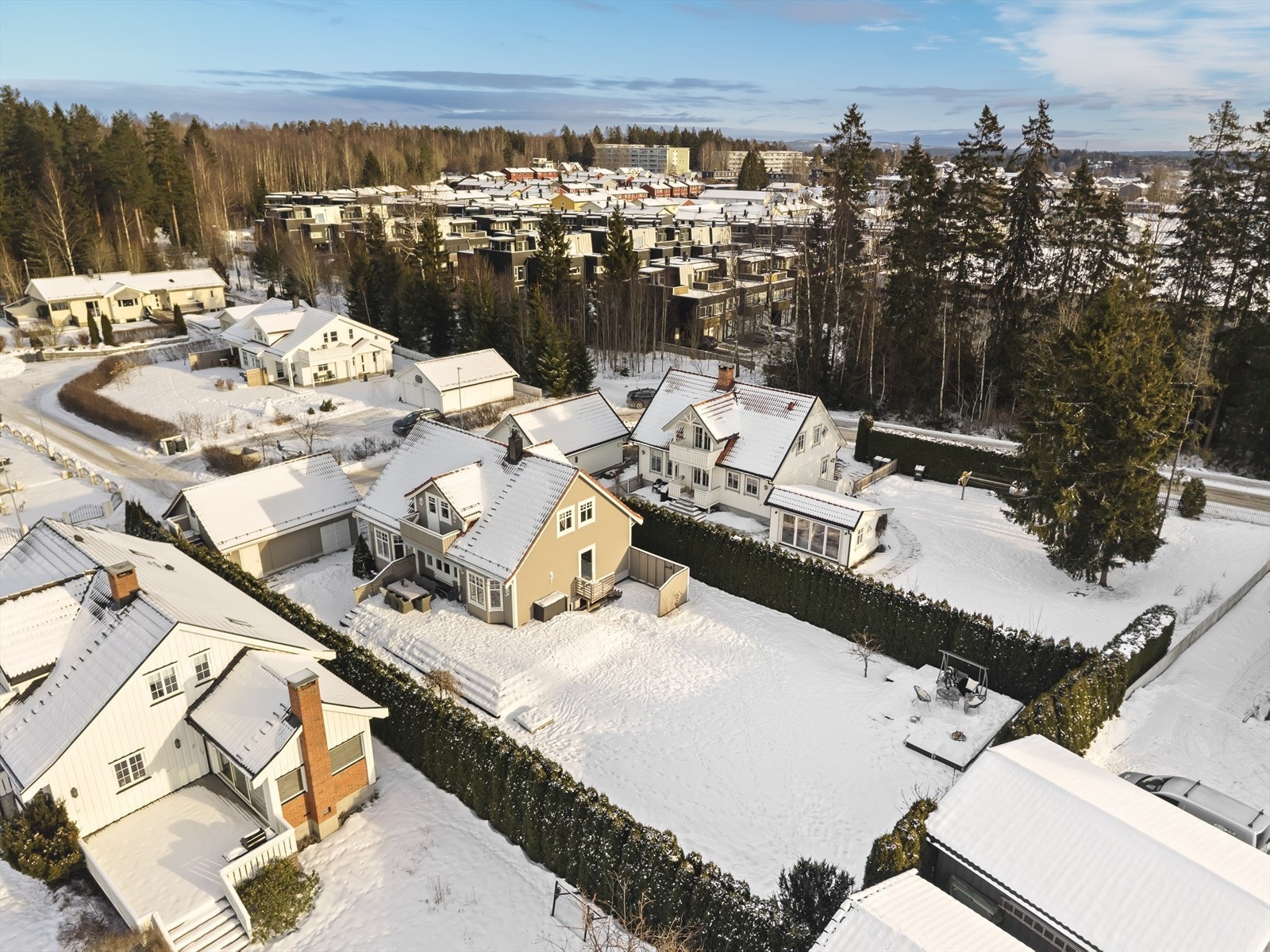 Eiendommen har et areal på ca 865 kvm som er velstelt og pent opparbeidet. Galleribilde