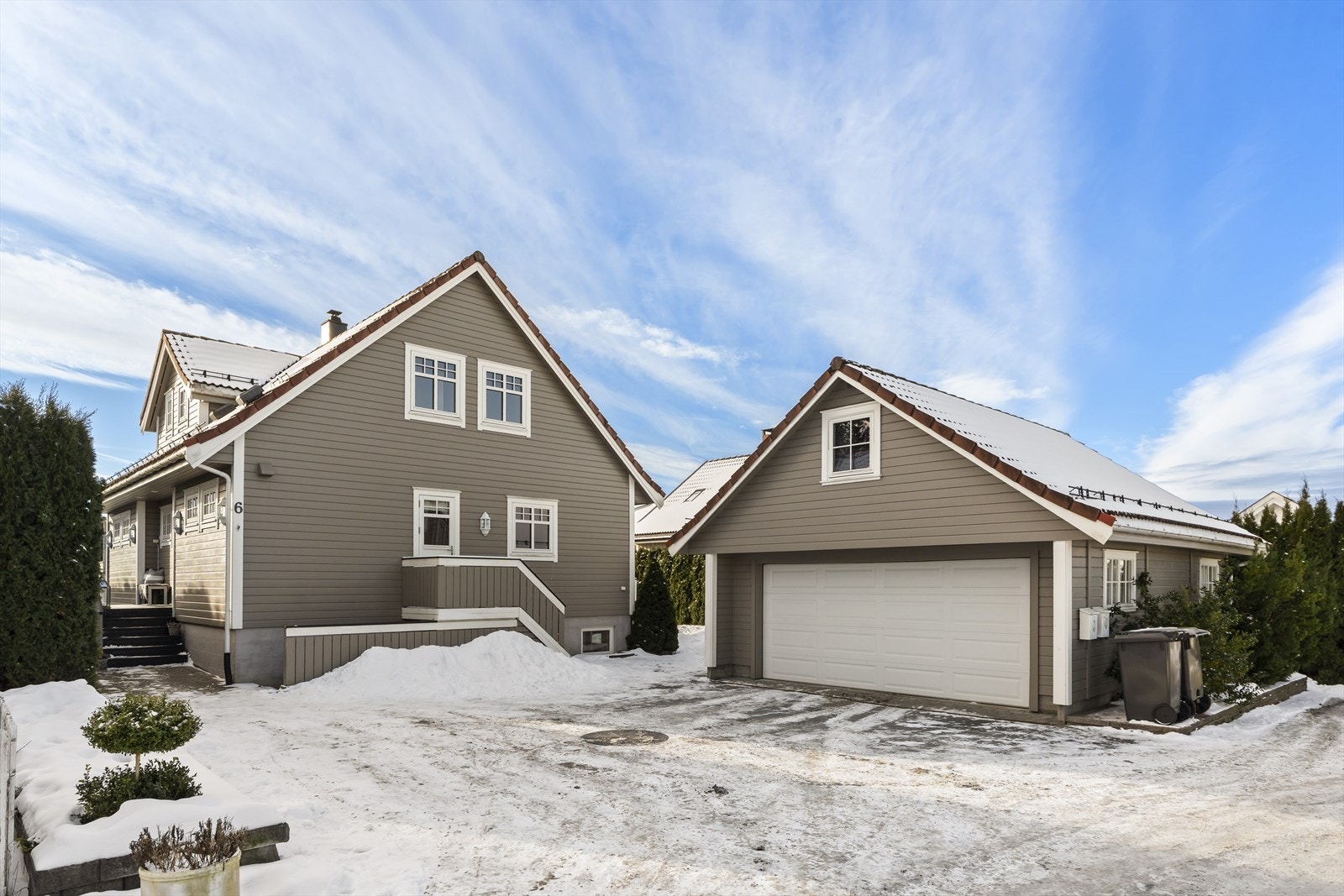 Det er god parkeringskapasitet med dobbelgarasje og stor gårdsplass. Galleribilde