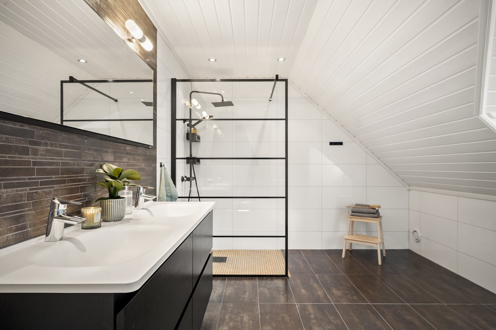 Dusjhjørne med glassvegg, regnfallsdusj og sorte detaljer - et eksklusivt og gjennomført uttrykk. Galleribilde