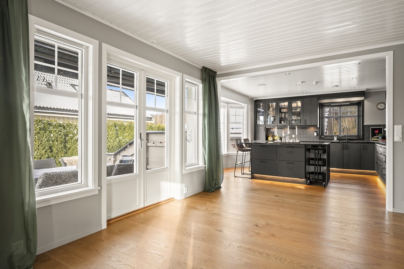 Rommet er lyst og innbydende med god plass til flere sittegrupper. Galleribilde