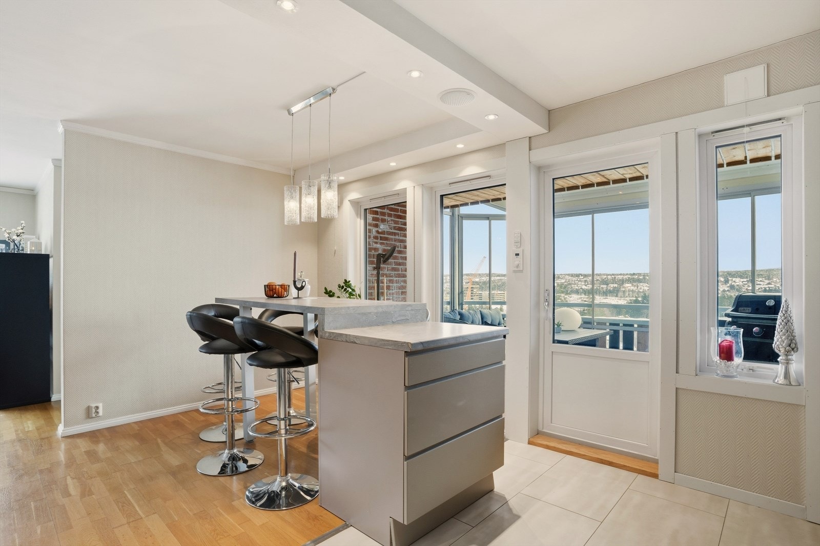 Utgang til innglasset balkong. Galleribilde