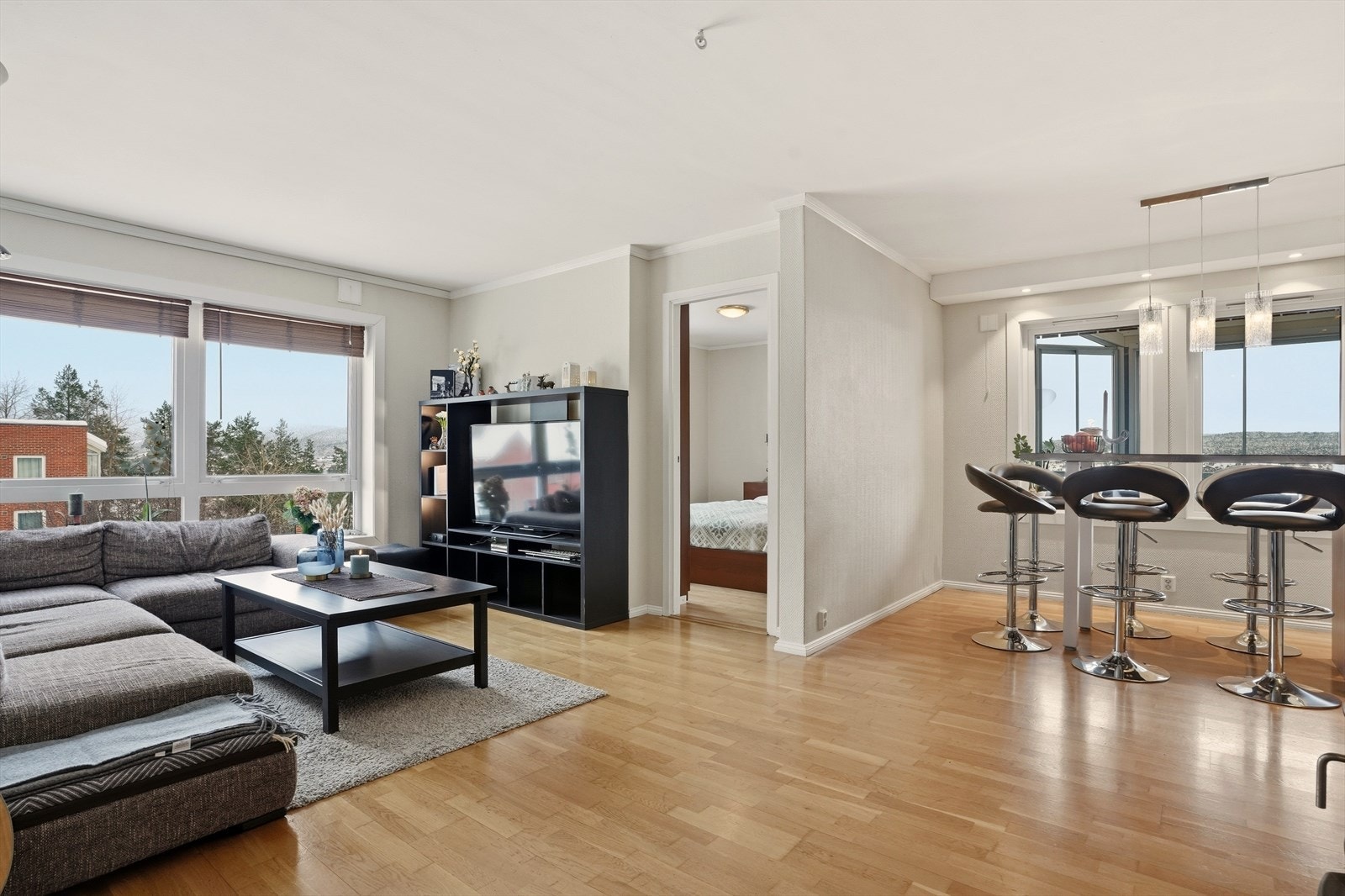 Åpen og luftig romfølelse. God plass til spisestue med nærhet til kjøkkenet. Galleribilde