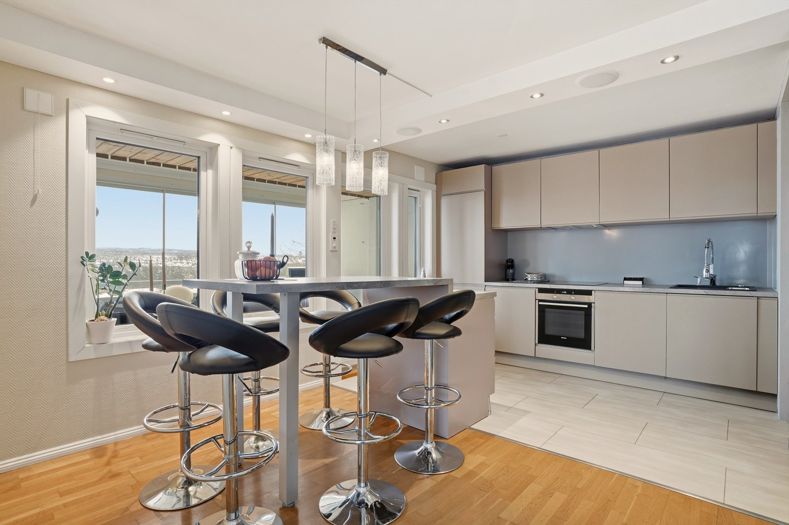 Kjøkkeninnredningen har glatte fronter, laminert benkeplate, vaskekum, nedfelt komfyrtopp, ventilator, stekeovn, oppvaskmaskin, kjøl/frys. Galleribilde